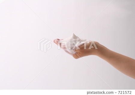 Facial expression of bubbles and female hand Cleansing · Skin care Facial expression of bubbles and female hand Cleansing · Skin care 721572