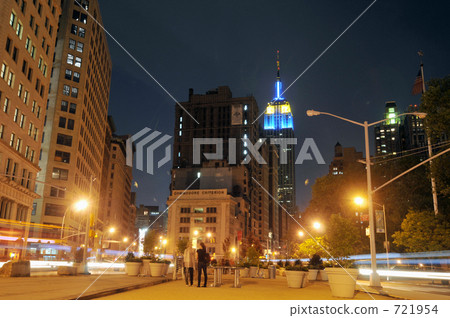 第五大道和百老彙在晚上 721954