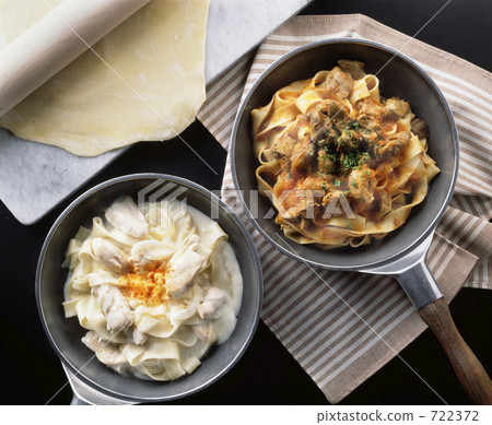 雞肉意大利面奶油醬調味和番茄醬剪裁 722372