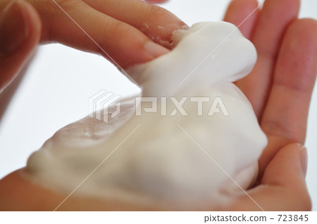 泡沫和女性的手 723845