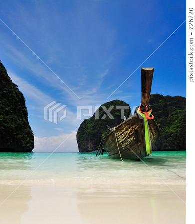 Arrival at Phi Phi Island (Phuket) Arrival at Phi Phi Island (Phuket) 726220
