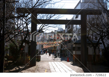 Shopping district beyond the torii 728622