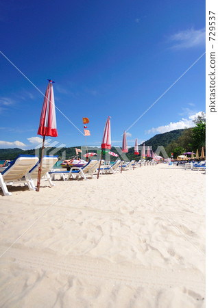 藍天和沙灘椅 729537