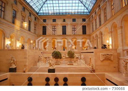 Courtyard of Puje Louvre Museum 730088