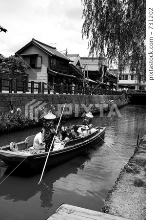 The streets of Sawara 731202