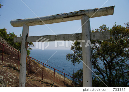 鳥居在海灘 733585