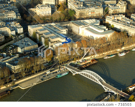 從艾菲爾鐵塔看到的東京宮和杜比橋 從艾菲爾鐵塔看到的東京宮和杜比橋 738503