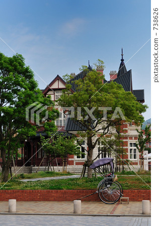 Western-style building and rickshaw 738626