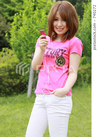 女人在聽iPod 女人在聽iPod 740272