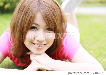 躺在草坪上的女人 躺在草坪上的女人 740703