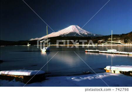 Snow and Mt. Fuji and Yacht 742798