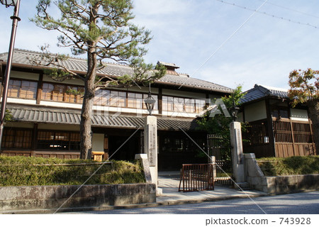 Old mansion 743928