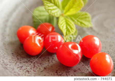 The fruit of the sweet-2 744071