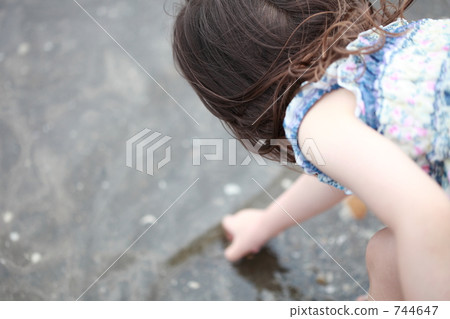 A young girl who clams 744647