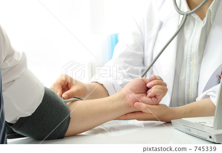 Medical image Health checkup Female doctor to measure blood pressure 745339