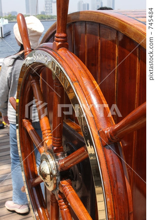 Steering wheel 745484