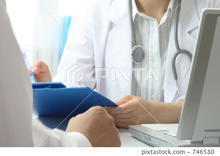 Female doctor and patient making inquiries 746580