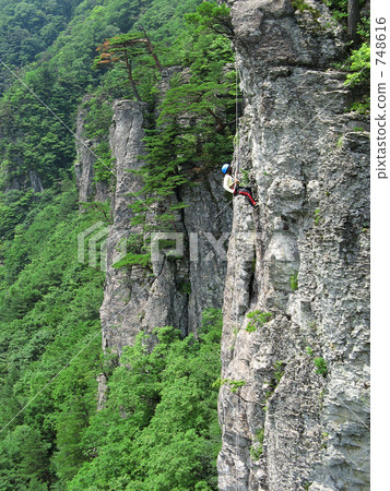 Free climbing on Shipboard Mountain Feng Shui in Tottori Prefecture 748616