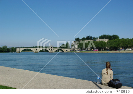 一邊看著聖貝內澤橋 748919