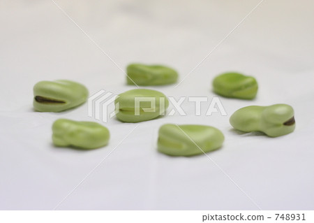 Broad beans Broad beans 748931
