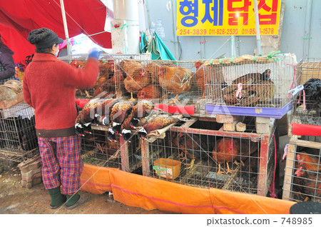 market 748985