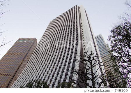 我抬頭看著大樓 749109