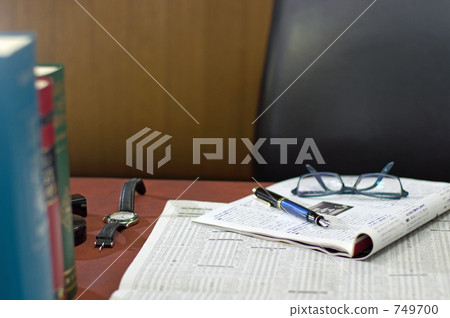 報紙股票頁和書桌傳播商業雜誌 報紙股票頁和書桌傳播商業雜誌 749700