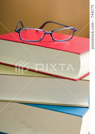 眼鏡和專業書籍 749775