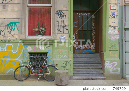 painted, mischief, entrance 749799