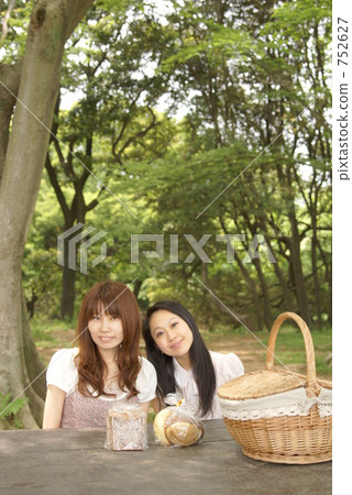 Picnic with two women 752627