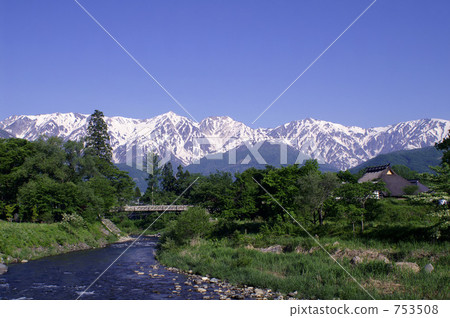 春天白馬Miyama和Hime河和秸杆屋頂 753508