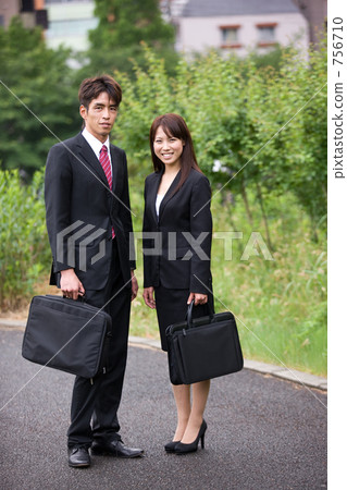 Businessmen and businesswomen Businessmen and businesswomen 756710