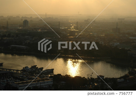 The dusk of Yokkaichi Harbor The dusk of Yokkaichi Harbor 756777