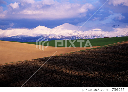 土地山耕地和雪 756935