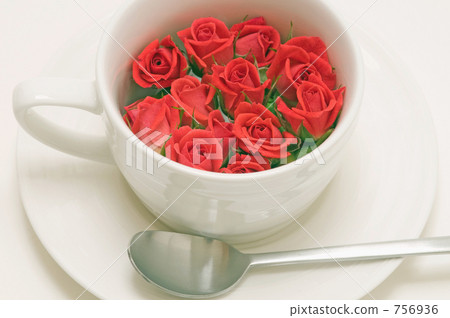 玫瑰和茶杯 756936