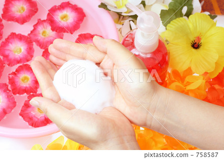 Beauty image Female healing and southern country aroma 2 women with bubbles 758587