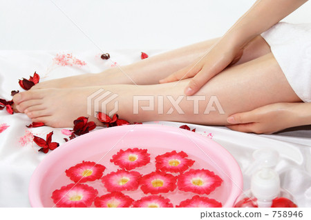 美麗的形象花和香氣女性的腳和美容按摩 758946