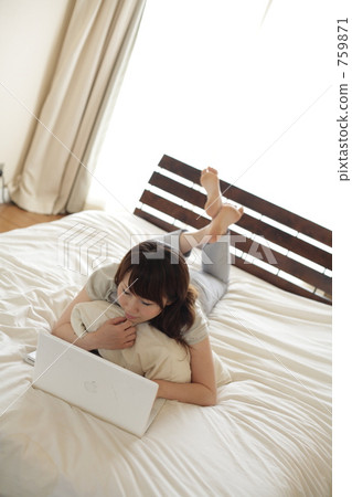 電腦在床上 759871