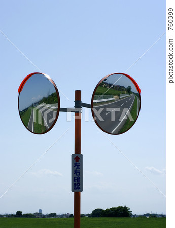 Curved mirror and green 760399