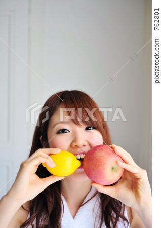 咬住蘋果和檸檬的婦女 咬住蘋果和檸檬的婦女 762801