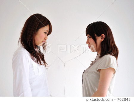 兩個女人聽音樂 762843