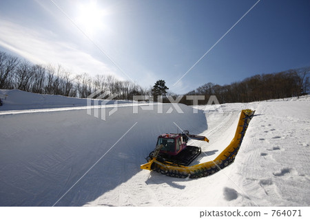 Half pipe maintenance 764071