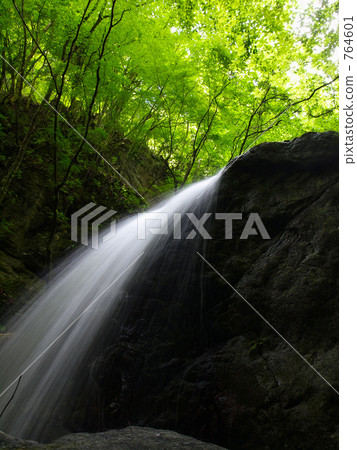 Waterfall of the source skimping 764601