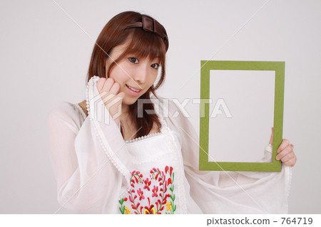 A woman with a frame 764719