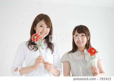 紅色的花朵和女孩 765423