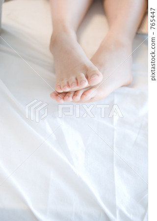 Girls' bare feet 765447