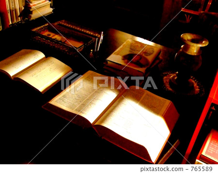 Shadows mimic the paintings of Tiziano 765589