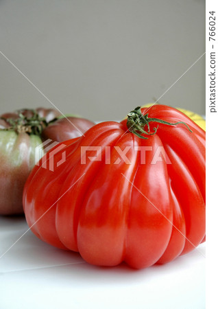 Deformed / non-pesticide tomato 766024