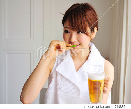 A woman holding edamame and beer 768834