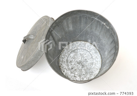 To an old bucket made of tinplate 774393